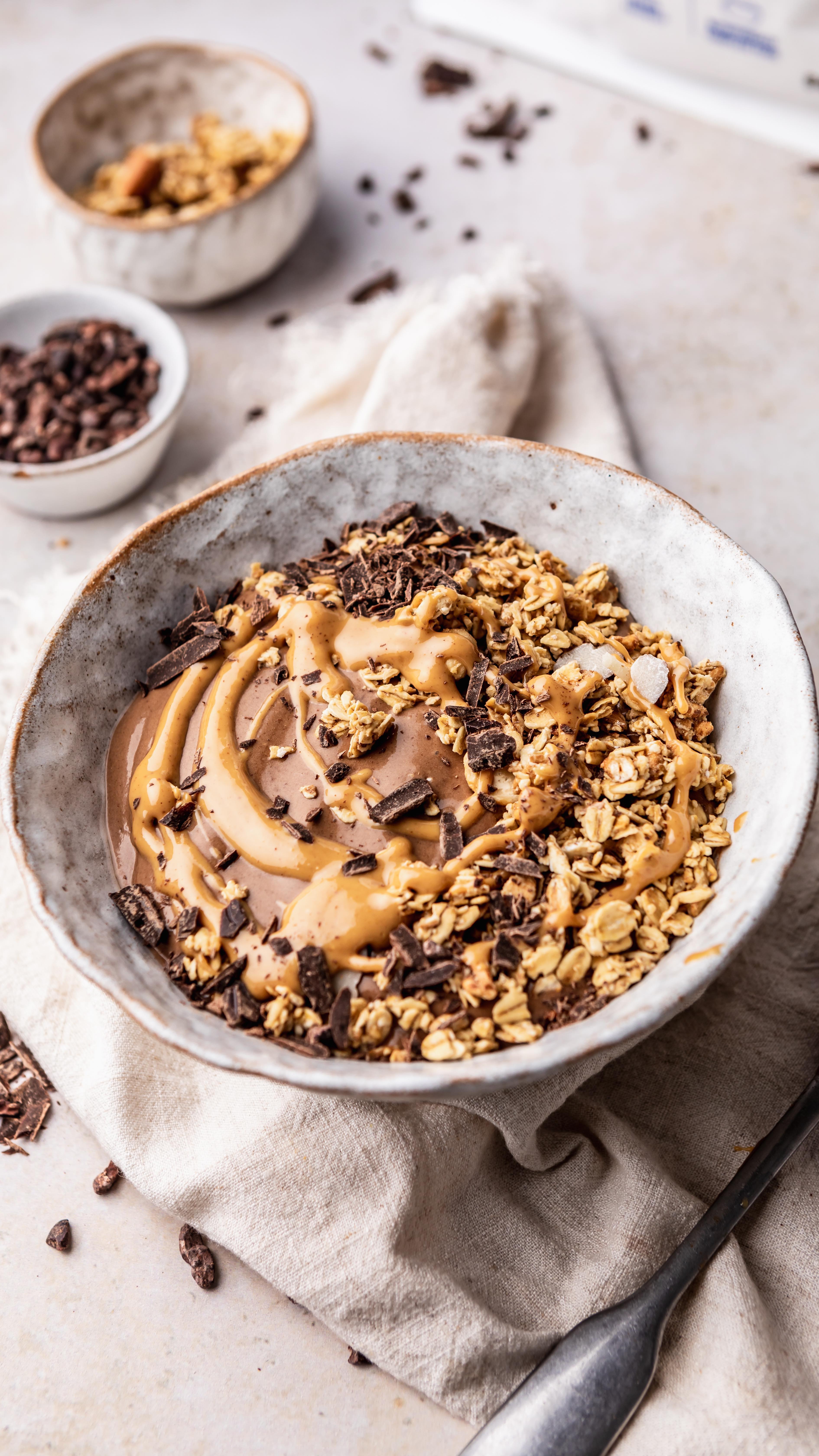 COFFEE CARAMEL SMOOTHIE BOWL

You need to try this THICK, CREAMY smoothie bowl. Texture is 👌🏼 I topped mine with granola, peanut butter and cacao nibs! Hit SAVE to give this a try 😍

SERVES 1
READY IN 10 MINS

INGREDIENTS

1 large banana, sliced and frozen
1 cold espresso
1 tbsp cacao powder
1 scoop Life complete, coffee caramel OR chocolate protein powdwer
2 tbsp almond milk
20g granola
1 tbsp smooth peanut butter
Handful of cacao nibs

METHOD

1. Add the frozen banana, espresso, cacao powder, Life Complete powder (OR protein powder) and almond milk to a high powdered blender. 
2. Blitz until smooth and combined.
3. Spoon into a serving bowl and top with granola, peanut butter and cacao nibs.

AD- Paid to create content for @phdnutrition 

KCAL 494
FAT 17g
CARBS 62g
PROTEIN 27g
