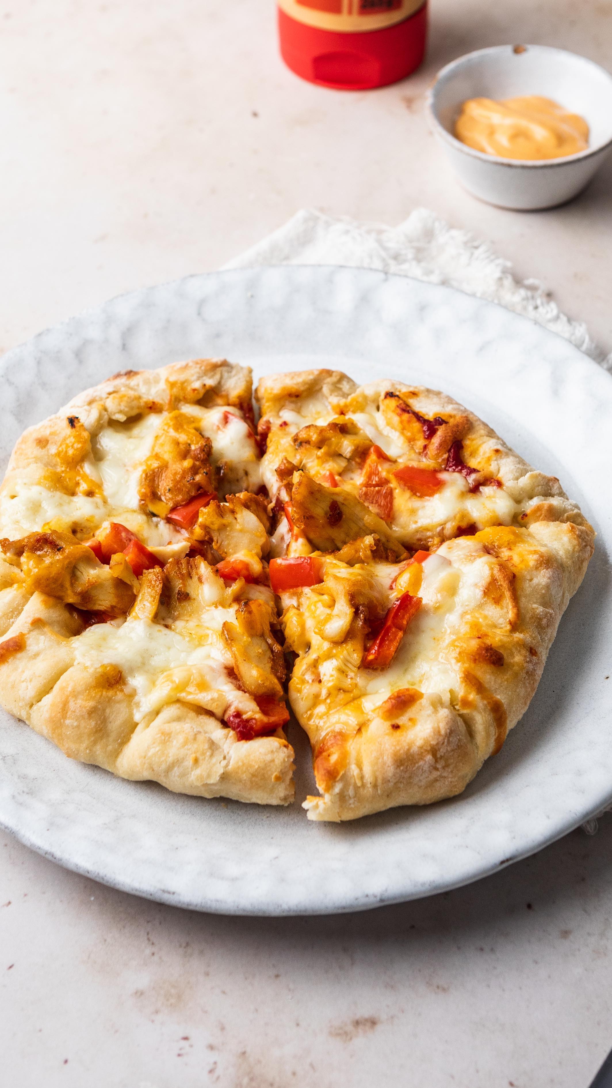 NANDOS STUFFED CRUST PIZZA 🍕 

Perfect Friday fakeaway sorted 😍 HIT SAVE to give this a try! Happy Friday!

Recipe created for @believe.bykimfrench 

#recipereels #nandosrecipe #fakeaway