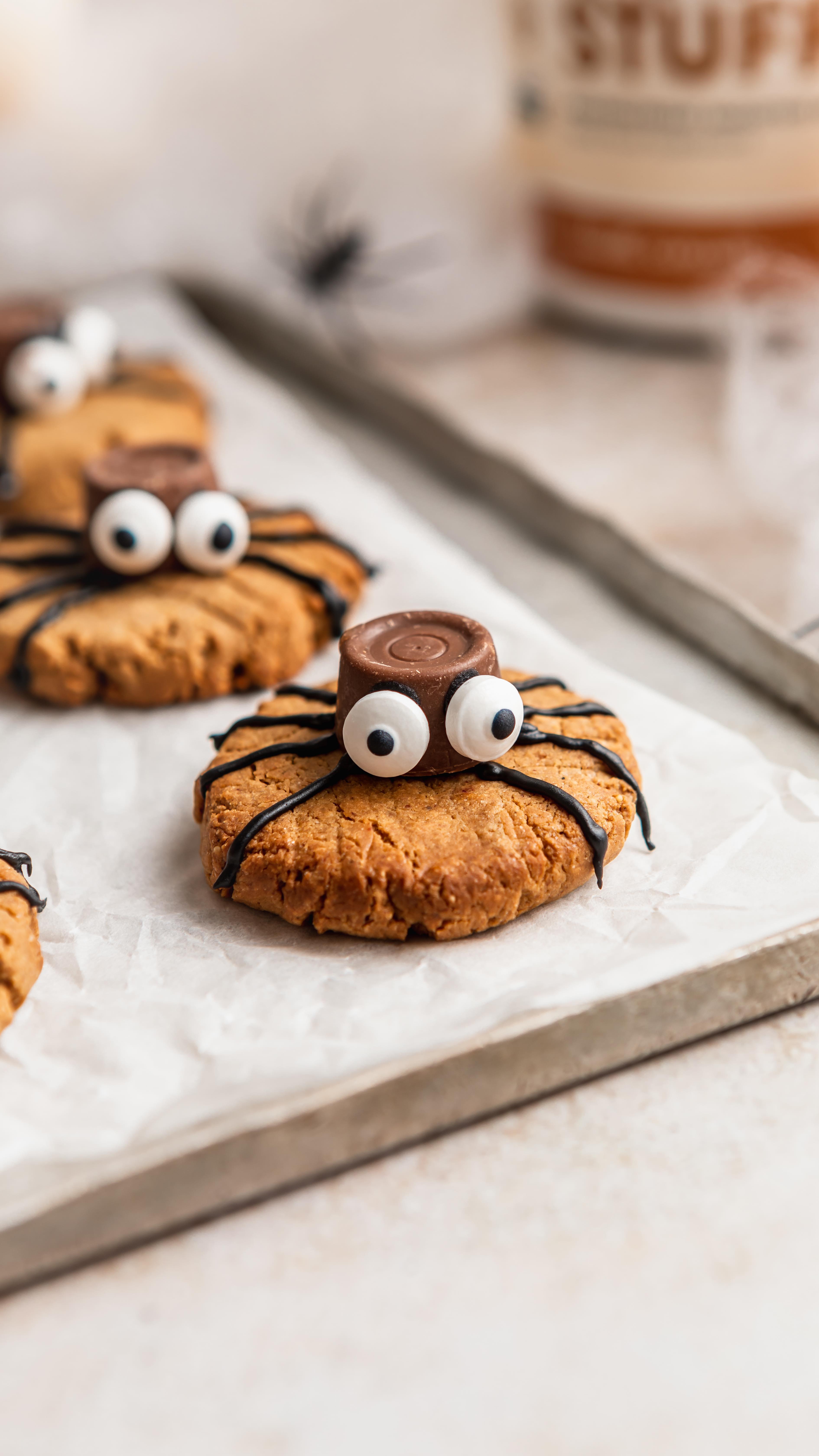 SPIDER ROLO COOKIES 🕷 

Fancy some Halloween baking this weekend? Then make sure you hit SAVE to give these spider Rolo cookies a go!

Serves 6
Ready in 30 mins

INGREDIENTS

115g smooth peanut butter
40g light muscovado sugar
1 large egg
15g vanilla protein powder
15g plain flour (or GF oat flour)
To Decorate-
Black Writing Icing
Edible Eyes
6 Rolos

METHOD

1. Preheat the oven to 180°c and line a small baking tray with parchment.
2. To a bowl, add the peanut butter, sugar, egg, protein powder and flour and stir until a thick dough forms.
3. Roll the dough into 6 even balls and place spaced out onto the prepared baking tray. Flatten each ball into a disc with the back of a form or with your hands.
4. Bake for 10-12 minutes until golden. Place the cookies on a wire rack to cool completely.
5. Once cool, blob a little icing onto the centre of each cookie and place a Rolo on top. Use the icing to draw 8 spider legs coming off the Rolo. Finally blob a little icing on the back of each eye and secure onto the Rolo.

Per Cookie-
Kcal 153
Fat 9
Carbs 12
Protein 6g
#halloweenreels #halloweenrecipes #rolocookies