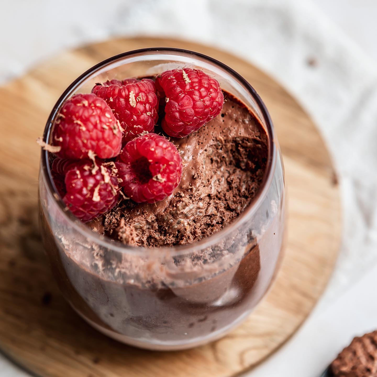CHOCOLATE CHIA PUDDING
You may have seen this in my stories the other day as it’s my new go to for a post dinner chocolate treat! It’s rich, thick and chocolatey and ready in just 15 minutes. It uses all natural ingredients which I’m loving as my stomach is feeling unsettled at the moment. I’ve written this recipe up full on my website with a little intro to chia seeds if you’re not sure what they are, but they are a great addition to your diet providing much needed fibre and omega 3s! 

Hit save to give this a try:

Ready in 15 mins
Serves 1

INGREDIENTS

15g chia seeds
50g Greek yogurt 0%
40ml unsweetened almond milk
8g cacao powder @planetorganic 
1.5 tbsp maple syrup
20g @manilife smooth peanut butter

METHOD

1. Add all the ingredients to a bowl and whisk until smooth and combined.
2. Spoon into a serving glass and refrigerate for at least 10mins.

Kcal 336 Carbs 31 Fat 16 Protein 15

Tag @sarahshealthykitchen if you give this one a try 💛