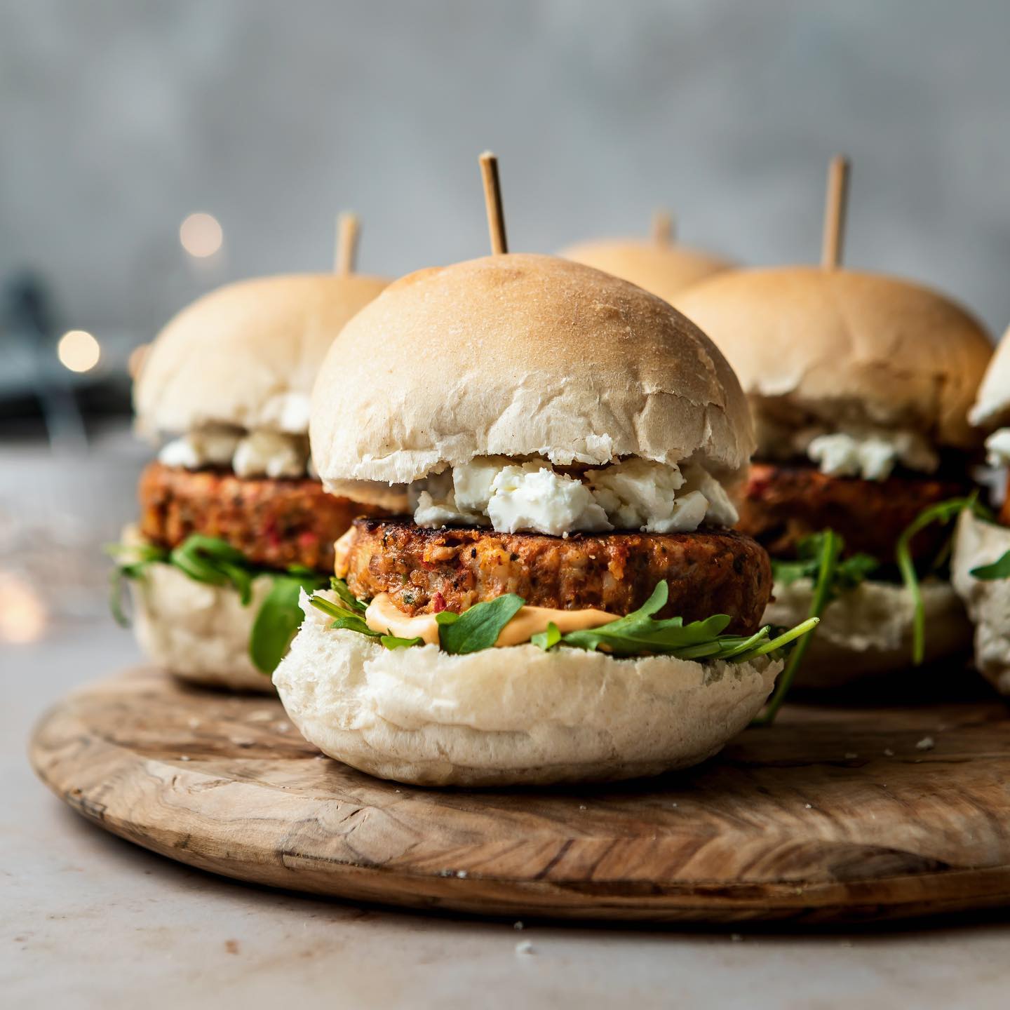 Red Pepper & Feta Chicken Burger Sliders. The perfect addition to your Christmas buffet and super simple too! Served with spicy sriracha mayo. Head @heckfooduk for the full recipe! ✨
.
Ad- paid to create recipes for Heck